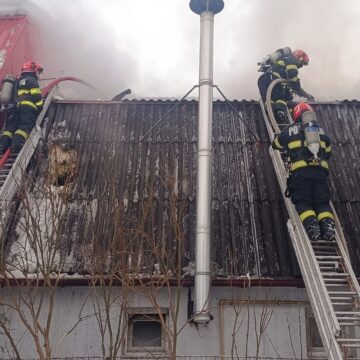 ISU: Incendiu în Baia Mare. O persoană a ajuns la spital, intoxicată cu fum