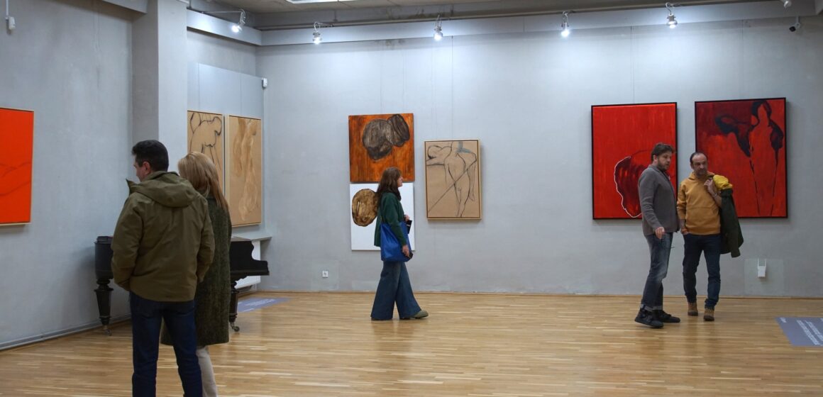 VIDEO: Viziuni la cotitură – Vernisajul expoziției semnată de artistul vizual Részegh Botond