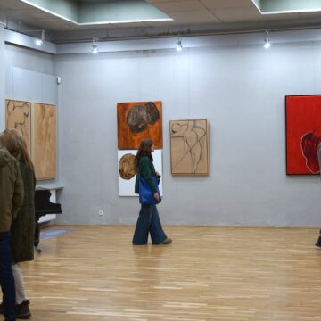 VIDEO: Viziuni la cotitură – Vernisajul expoziției semnată de artistul vizual Részegh Botond