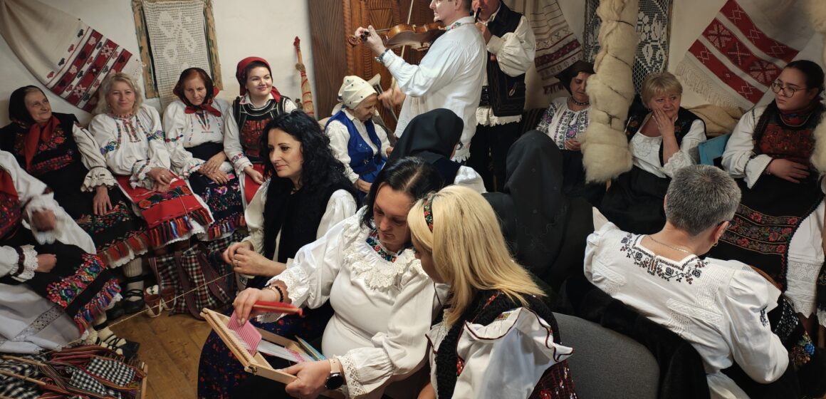 ȘEZĂTOARE LA MUZEU: Un eveniment care a adus emoția și atmosfera autentică a șezătorilor organizate odinioară în satul tradițional