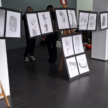 GALERIA DE ARTĂ UAP: Eu nu creez păsări – ci zboruri. Proiectul elevilor de la Colegiul Național „Mihai Eminescu”