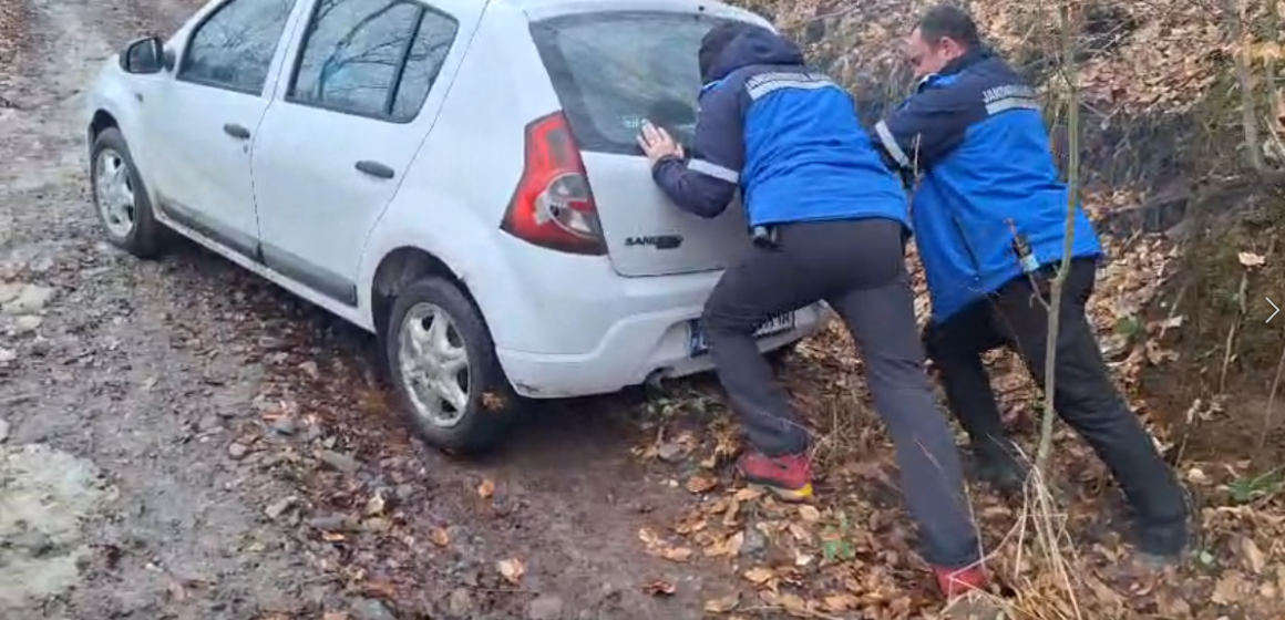 PERSOANĂ SPRIJINITĂ de jandarmii montani după ce a derapat cu mașina pe drumul spre Cota 1000 PERSOANĂ SPRIJINITĂ de jandarmii montani după ce a derapat cu mașina pe drumul spre Cota 1000