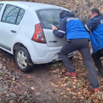 PERSOANĂ SPRIJINITĂ de jandarmii montani după ce a derapat cu mașina pe drumul spre Cota 1000 PERSOANĂ SPRIJINITĂ de jandarmii montani după ce a derapat cu mașina pe drumul spre Cota 1000