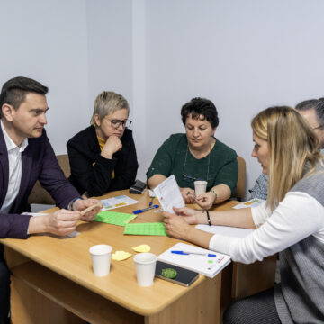 SOLUȚII CONCRETE: Accesibilitatea persoanelor cu nevoi variate la cea de-a patra întâlnire a factorilor interesați din județul Maramureș în cadrul proiectului OpenRegioCulture SOLUȚII CONCRETE: Accesibilitatea persoanelor cu nevoi variate la cea de-a patra întâlnire a factorilor interesați din județul Maramureș în cadrul proiectului OpenRegioCulture