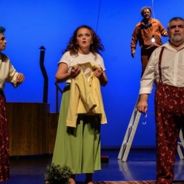 TEATRUL MUNICIPAL BAIA MARE: Duminică spectacolul ”Familia Pop” – un spectacol plin de umor și suspans