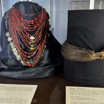 MUZEUL ETNOGRAFIC AL MARAMUREȘULUI: Invitație la expoziție – Ea. Chipuri ale feminității: punți între Maramureș și Africa tradițională