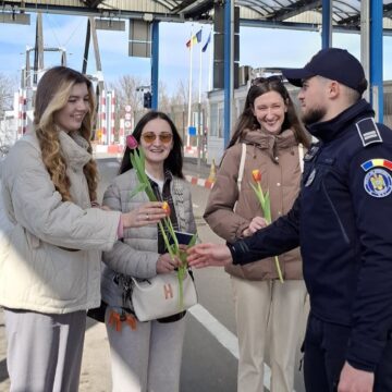 POLIȚIȘTII DE FRONTIERĂ AU ADUS zâmbete doamnelor și domnișoarelor din trafic POLIȚIȘTII DE FRONTIERĂ AU ADUS zâmbete doamnelor și domnișoarelor din trafic