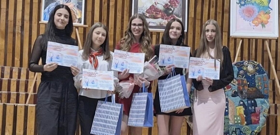 PERFORMANȚĂ:  Elevii Colegiului Național „Vasile Lucaciu” au obținut premiul întâi la toate categoriile la etapa județeană a festivalului de muzică francofonă