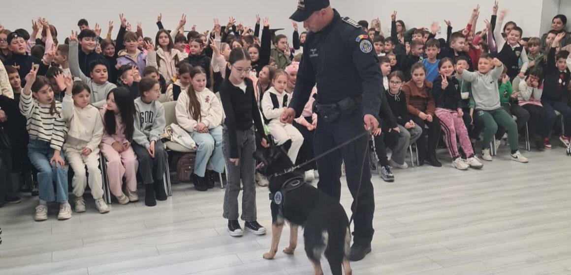 POLIȚIA DE FRONTIERĂ: Toader Koman și partenerul său canin, Guapa la Școala  Gimnazială nr. 9 din Borșa