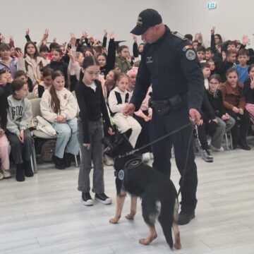 POLIȚIA DE FRONTIERĂ: Toader Koman și partenerul său canin, Guapa la Școala Gimnazială nr. 9 din Borșa POLIȚIA DE FRONTIERĂ: Toader Koman și partenerul său canin, Guapa la Școala Gimnazială nr. 9 din Borșa
