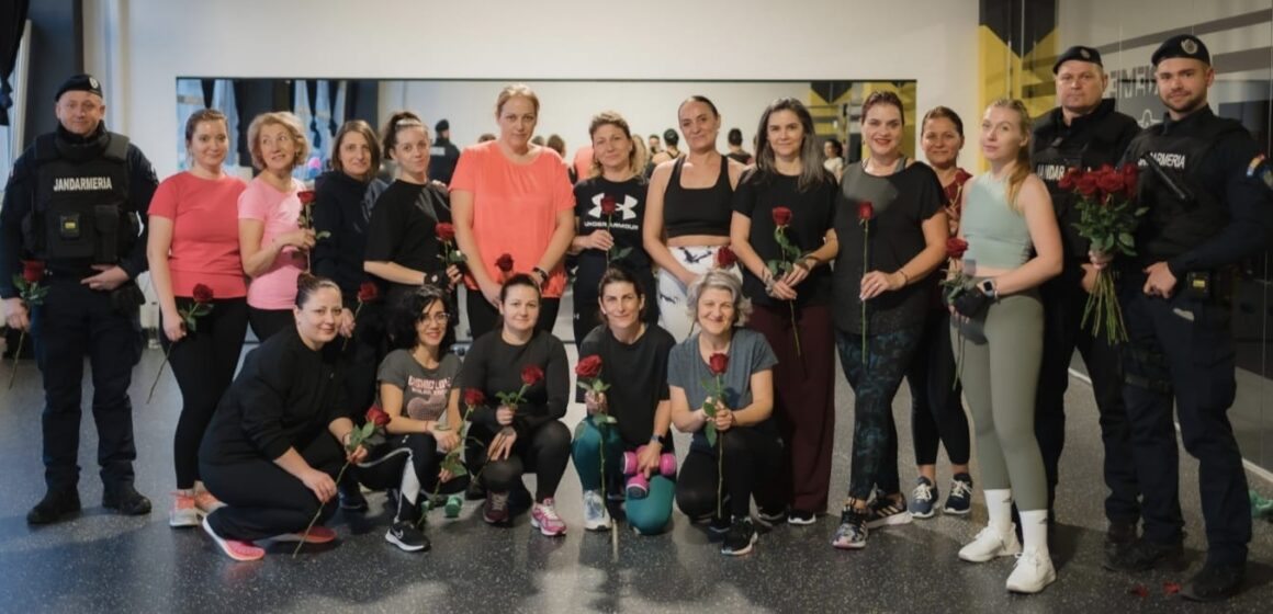 BAIA MARE: Jandarmii au oferit trandafiri doamnelor la o sală de fitness BAIA MARE: Jandarmii au oferit trandafiri doamnelor la o sală de fitness
