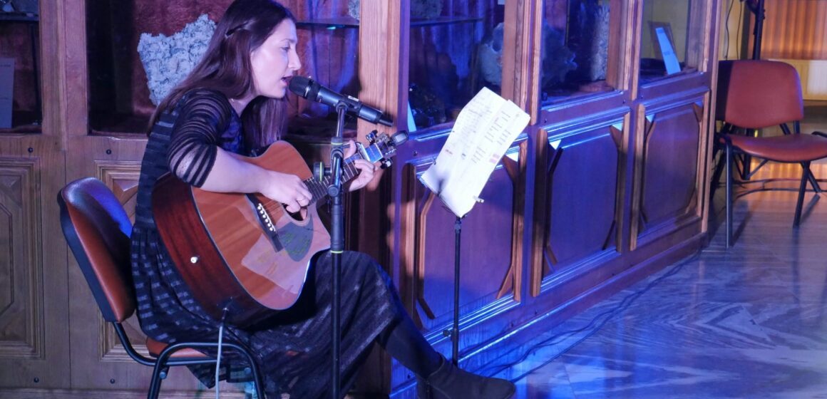 PIETRE, MUZICĂ ȘI VERSURI – Ziua Internațională a Poeziei la Muzeul de Mineralogie