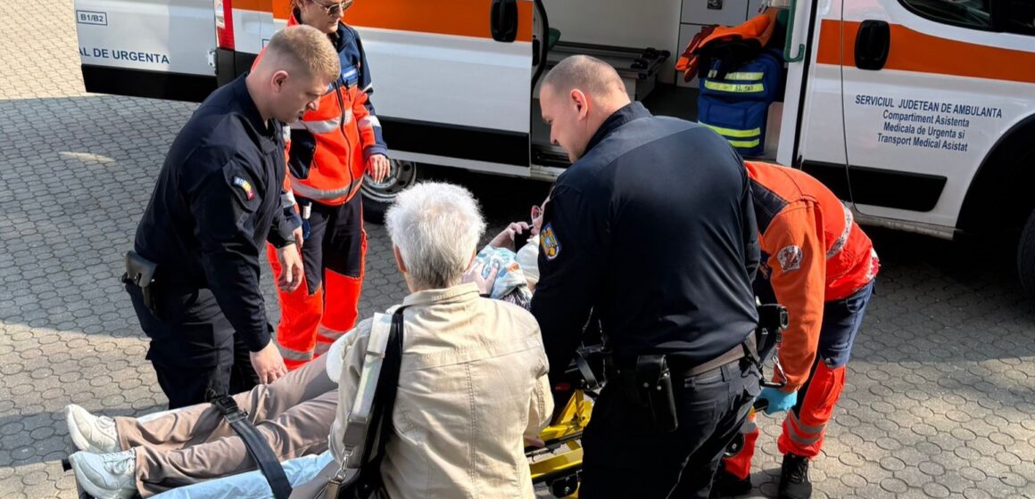 BAIA MARE: Sprijin acordat de jandarmi unei mame cu un bebeluș în brațe căreia i s-a făcut rău în fața Palatului de Justiție