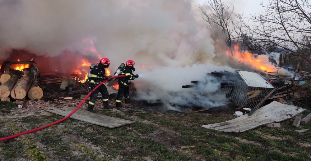 ȘOMCUTA MARE: Incendiu de amploare. Au fost distruse două case, patru anexe și cinci mașini ȘOMCUTA MARE: Incendiu de amploare. Au fost distruse două case, patru anexe și cinci mașini