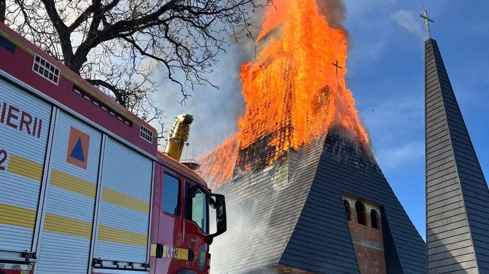 ISU: Incendiu la biserica catolică din Șurdești