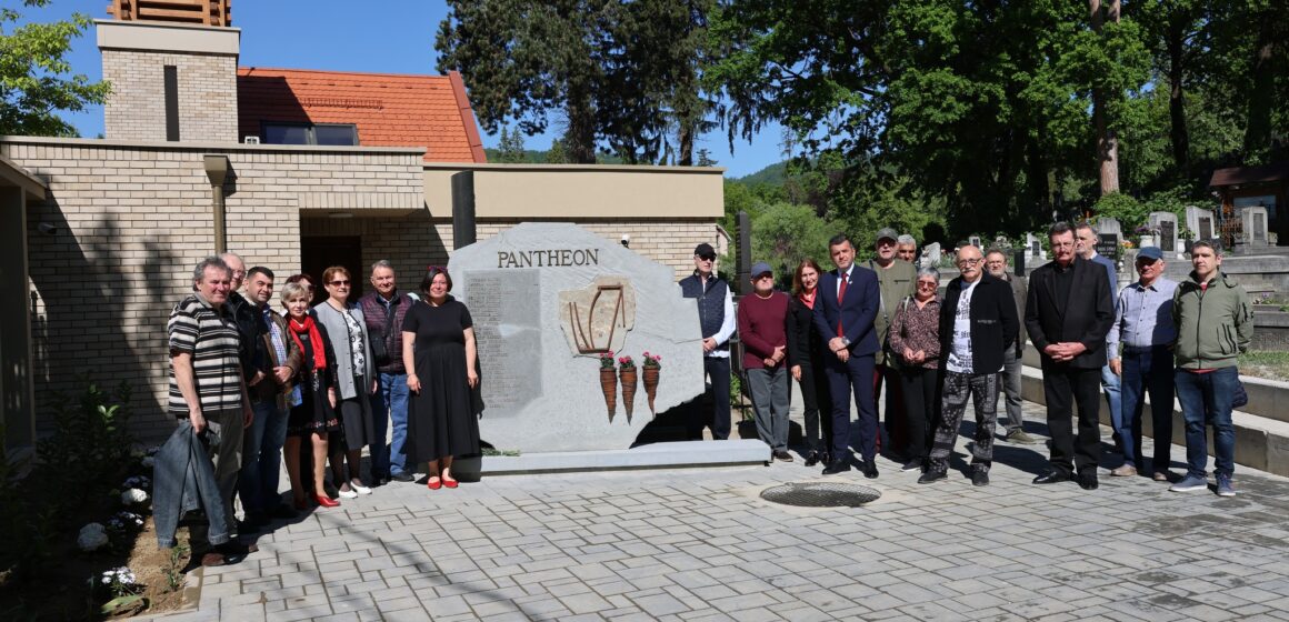 ZIUA ARTISTULUI BĂIMĂREAN: A fost dezvelit monumentul Pantheon refăcut din Cimitirul reformat-evanghelic