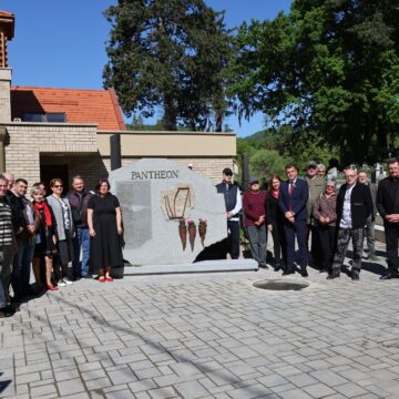 ZIUA ARTISTULUI BĂIMĂREAN: A fost dezvelit monumentul Pantheon refăcut din Cimitirul reformat-evanghelic
