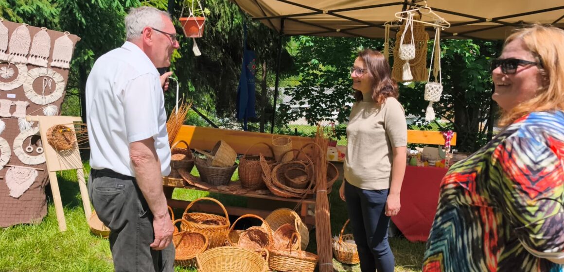 ZAHORÁNSZKI BRIGITTA: Bătaia cocoșului de Rusalii din Coștiui s-a transformat într-un adevărat eveniment al comunității