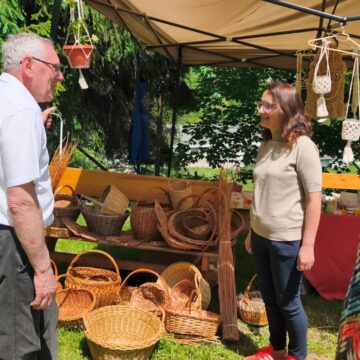 ZAHORÁNSZKI BRIGITTA: Bătaia cocoșului de Rusalii din Coștiui s-a transformat într-un adevărat eveniment al comunității