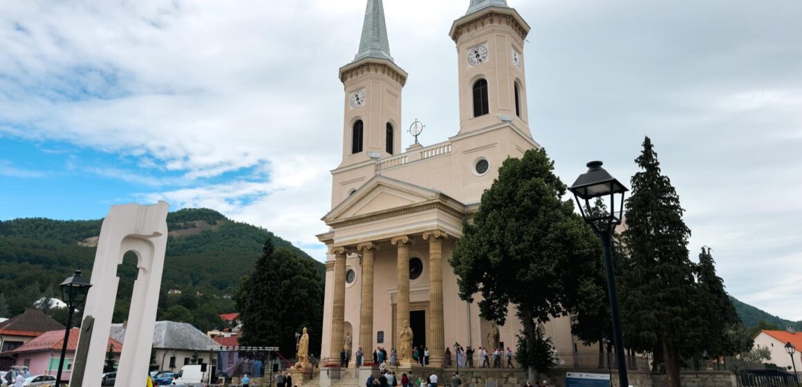 ZAHORÁNSZKI BRIGITTA: Sărbătoare în Baia Sprie – s-a sfințit biserica romano-catolică ”Sfânta Maria”