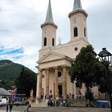 ZAHORÁNSZKI BRIGITTA: Sărbătoare în Baia Sprie – s-a sfințit biserica romano-catolică ”Sfânta Maria”