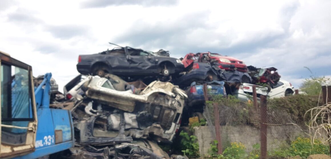 LA CONTROL: Verificări la agenți economici care desfășoară activități de dezmembrare vehicule și colectare de fier vechi