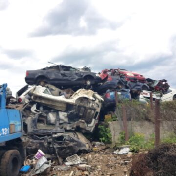 LA CONTROL: Verificări la agenți economici care desfășoară activități de dezmembrare vehicule și colectare de fier vechi