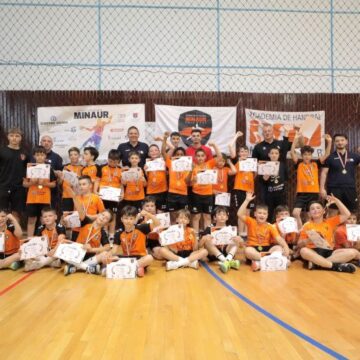 FESTIVALUL HANDBALULUI JUVENIL: O zi cu handbal pentru copii