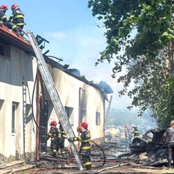 SARASĂU: O hală de dezmembrări auto și o casă au fost cuprinse de flăcări