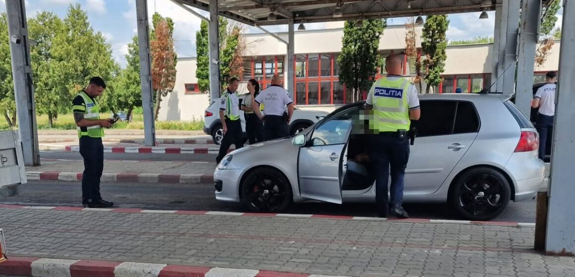POLIȚIA DE FRONTIERĂ: 1000 de persoane și 500 de autovehicule verificate la frontiera din Satu Mare