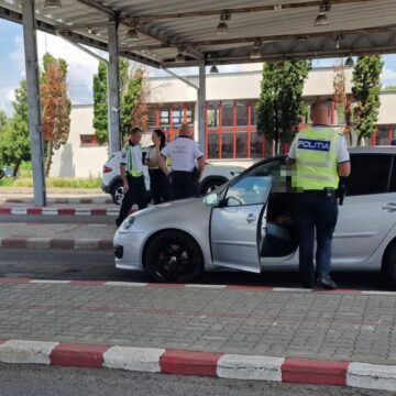 POLIȚIA DE FRONTIERĂ: 1000 de persoane și 500 de autovehicule verificate la frontiera din Satu Mare