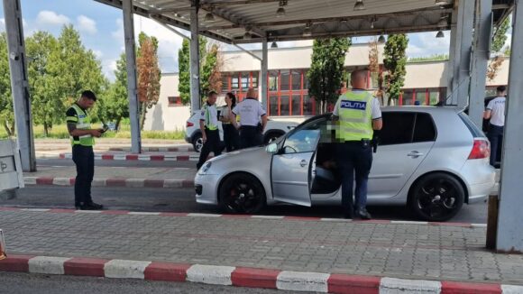 POLIȚIA DE FRONTIERĂ: 1000 de persoane și 500 de autovehicule verificate la frontiera din Satu Mare POLIȚIA DE FRONTIERĂ: 1000 de persoane și 500 de autovehicule verificate la frontiera din Satu Mare