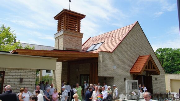 ZAHORÁNSZKI BRIGITTA: A fost inaugurată noua capelă funerară din Cimitirul reformat în Baia Mare