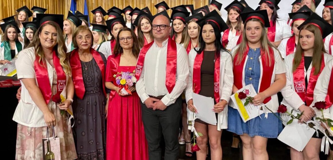 ZAHORÁNSZKI BRIGITTA: Peste 100 de tineri au absolvit Școala Postliceală Sanitară Hipocrate din Sighetu Marmației ZAHORÁNSZKI BRIGITTA: Peste 100 de tineri au absolvit Școala Postliceală Sanitară Hipocrate din Sighetu Marmației