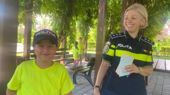 ACTIVITĂȚI DE VACANȚĂ: Lecții predate de polițiști copiilor în două tabere școlare
