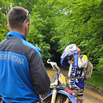 JANDARMII MONTANI: Cetățean ceh, surprins cu un motocross în fondul cinegetic Făgădăul Pintii, Budești JANDARMII MONTANI: Cetățean ceh, surprins cu un motocross în fondul cinegetic Făgădăul Pintii, Budești