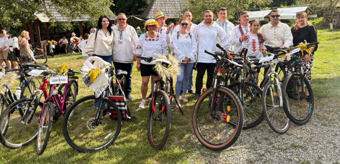 CU IA PE BICICLETĂ – Jandarmii maramureșeni, premiați pentru cămeșile autentice și pentru îndemânare