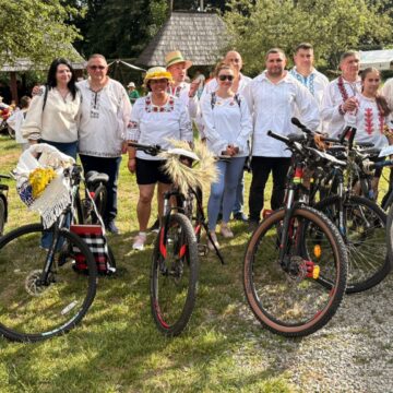 CU IA PE BICICLETĂ – Jandarmii maramureșeni, premiați pentru cămeșile autentice și pentru îndemânare CU IA PE BICICLETĂ – Jandarmii maramureșeni, premiați pentru cămeșile autentice și pentru îndemânare