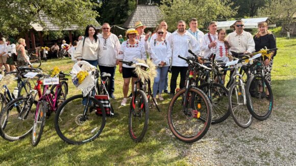 CU IA PE BICICLETĂ – Jandarmii maramureșeni, premiați pentru cămeșile autentice și pentru îndemânare CU IA PE BICICLETĂ – Jandarmii maramureșeni, premiați pentru cămeșile autentice și pentru îndemânare