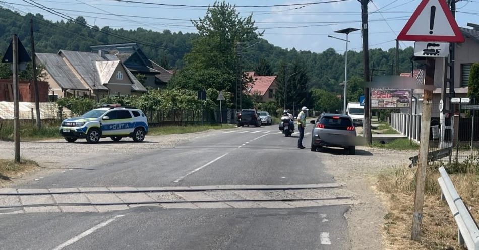 CONTROALE ALE POLIȚIȘTILOR: Amenzi de peste 76.000 de lei în urma unei acțiuni în zona trecerilor la nivel cu calea ferată CONTROALE ALE POLIȚIȘTILOR: Amenzi de peste 76.000 de lei în urma unei acțiuni în zona trecerilor la nivel cu calea ferată