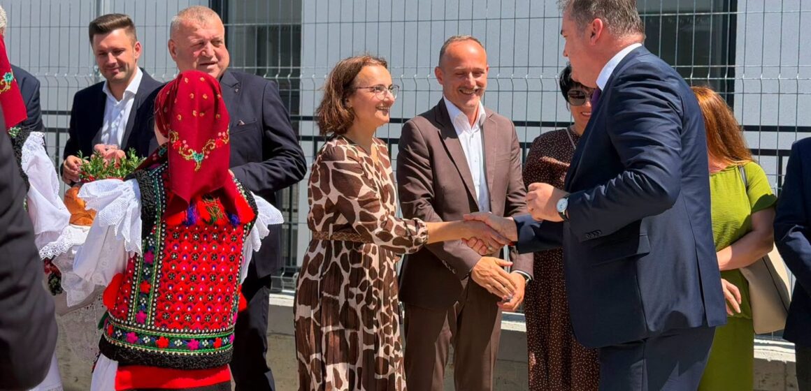 ZAHORÁNSZKI BRIGITTA: A fost inaugurată noua creșă din Rona de Jos în prezența ministrului dezvoltării, Cseke Attila ZAHORÁNSZKI BRIGITTA: A fost inaugurată noua creșă din Rona de Jos în prezența ministrului dezvoltării, Cseke Attila