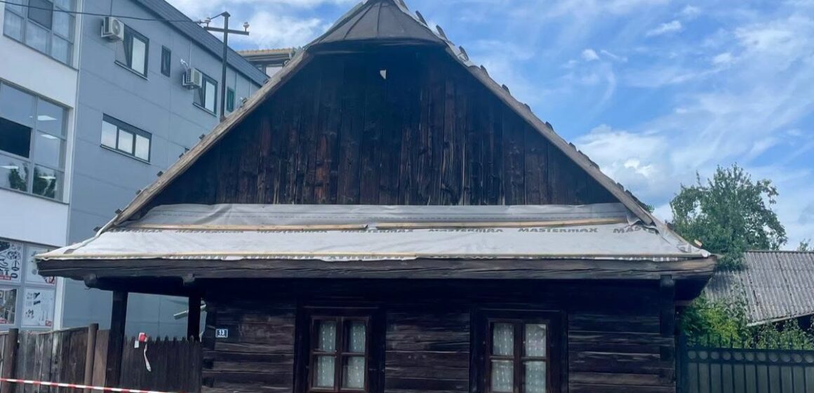 ZAHORÁNSZKI BRIGITTA: Au început lucrările de reabilitare a acoperișului la Casa Maghiară din Vișeu de Sus ZAHORÁNSZKI BRIGITTA: Au început lucrările de reabilitare a acoperișului la Casa Maghiară din Vișeu de Sus