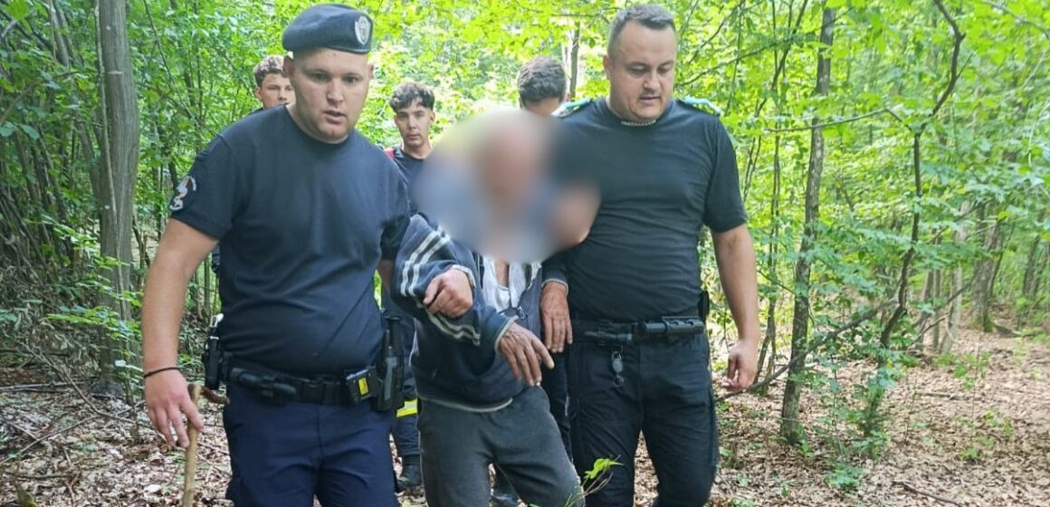 PERSOANĂ RĂTĂCITĂ, găsită de jandarmii maramureșeni într-o zonă împădurită PERSOANĂ RĂTĂCITĂ, găsită de jandarmii maramureșeni într-o zonă împădurită