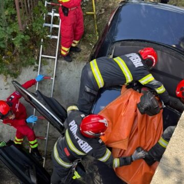 BAIA SPRIE: Doi răniți după ce o mașină a căzut în albia Săsarului