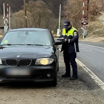 ȘOFERI TAXAȚI: Amenzi și permise reținute în urma unor controale la trecerile la nivel cu calea ferată