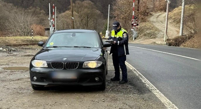 ȘOFERI TAXAȚI: Amenzi și permise reținute în urma unor controale la trecerile la nivel cu calea ferată ȘOFERI TAXAȚI: Amenzi și permise reținute în urma unor controale la trecerile la nivel cu calea ferată