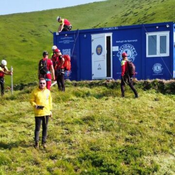 SALVAMONT: Container de supraviețuire instalat în Munții Maramureșului SALVAMONT: Container de supraviețuire instalat în Munții Maramureșului