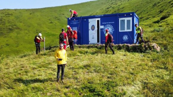 SALVAMONT: Container de supraviețuire instalat în Munții Maramureșului SALVAMONT: Container de supraviețuire instalat în Munții Maramureșului
