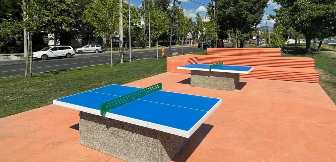 BAIA MARE: Pe malul Săsarului au fost amenajate două mese de tenis de masă