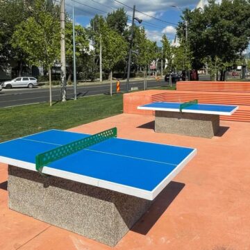 BAIA MARE: Pe malul Săsarului au fost amenajate două mese de tenis de masă